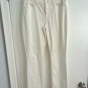 Cute and comfy Ann Taylor white pants size 8 The Skinny Modern Fit